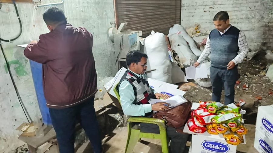 Indore News FIR for making fake ghee of brands like Amul and Sanchi