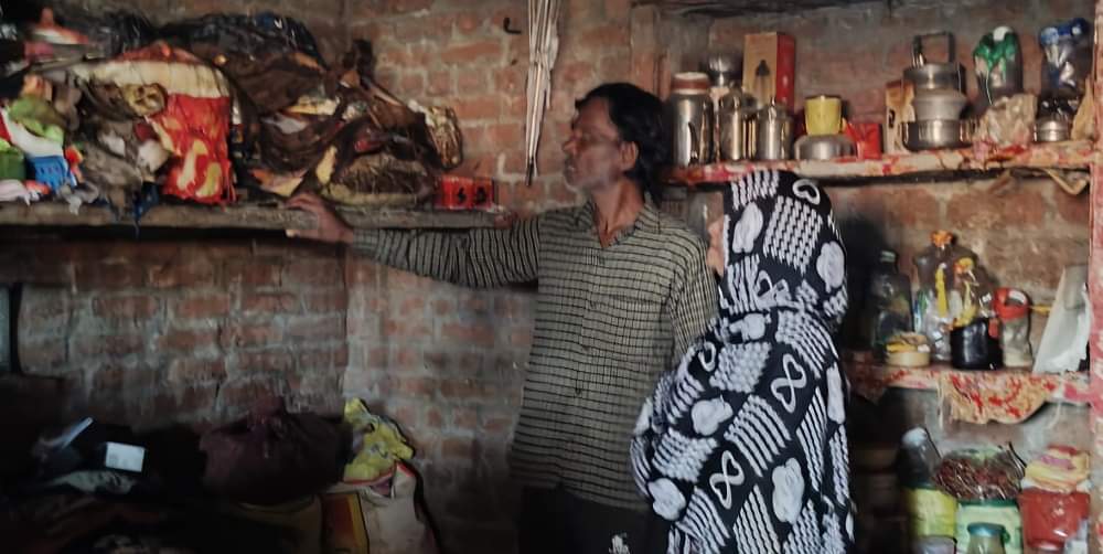 गांव घसिया चिलौली में आग लगने के बाद बचा सामान देखते परिजन