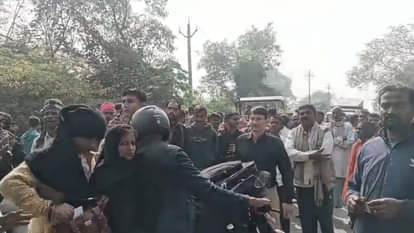 Banda: Farmers lose patience over fertilizer shortage, block Baberu-Bisanda road