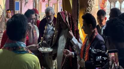 Nitin Gadkari Visits Barsana Offers Prayers at Radha Rani Temple