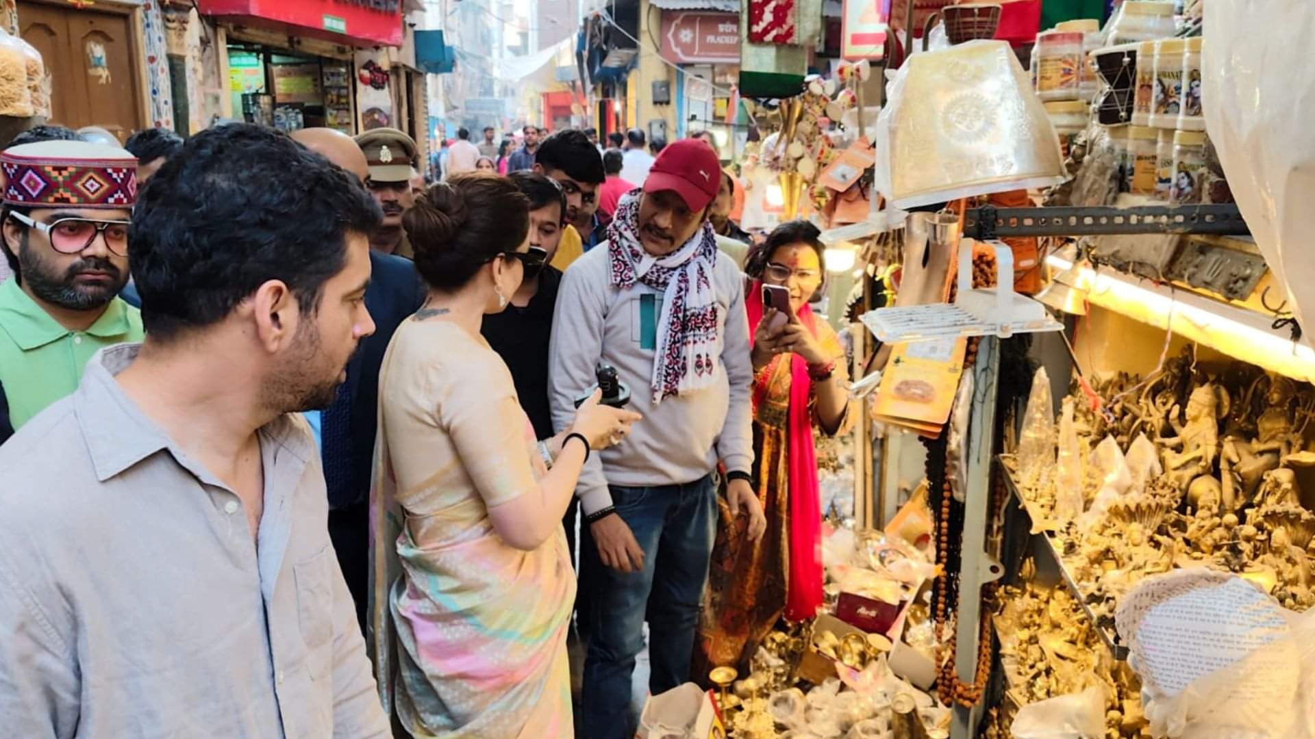 Kangana Ranaut photos in varanasi visit worship vishwanath sat in boat looked at 84 ghats said I see Ramrajya