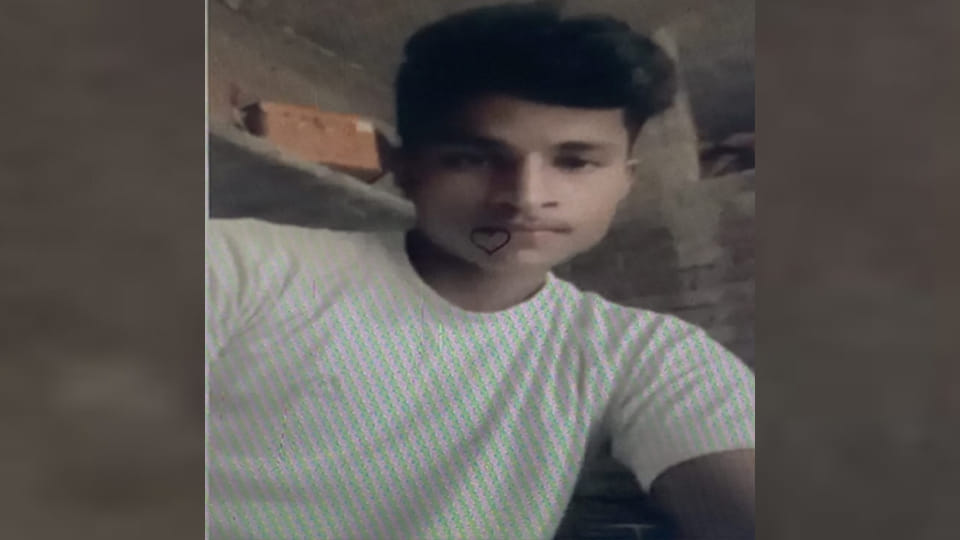 Banda: A private bus hit and crushed three bike riders, two Died