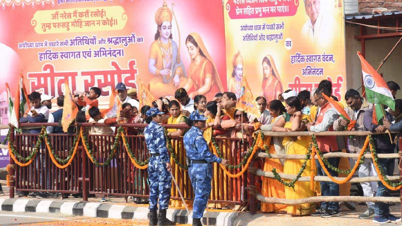 PM Modi's roadshow in Ayodhya: City decorated with 1000 quintals of flowers, 21 kg gold on pole; Photos