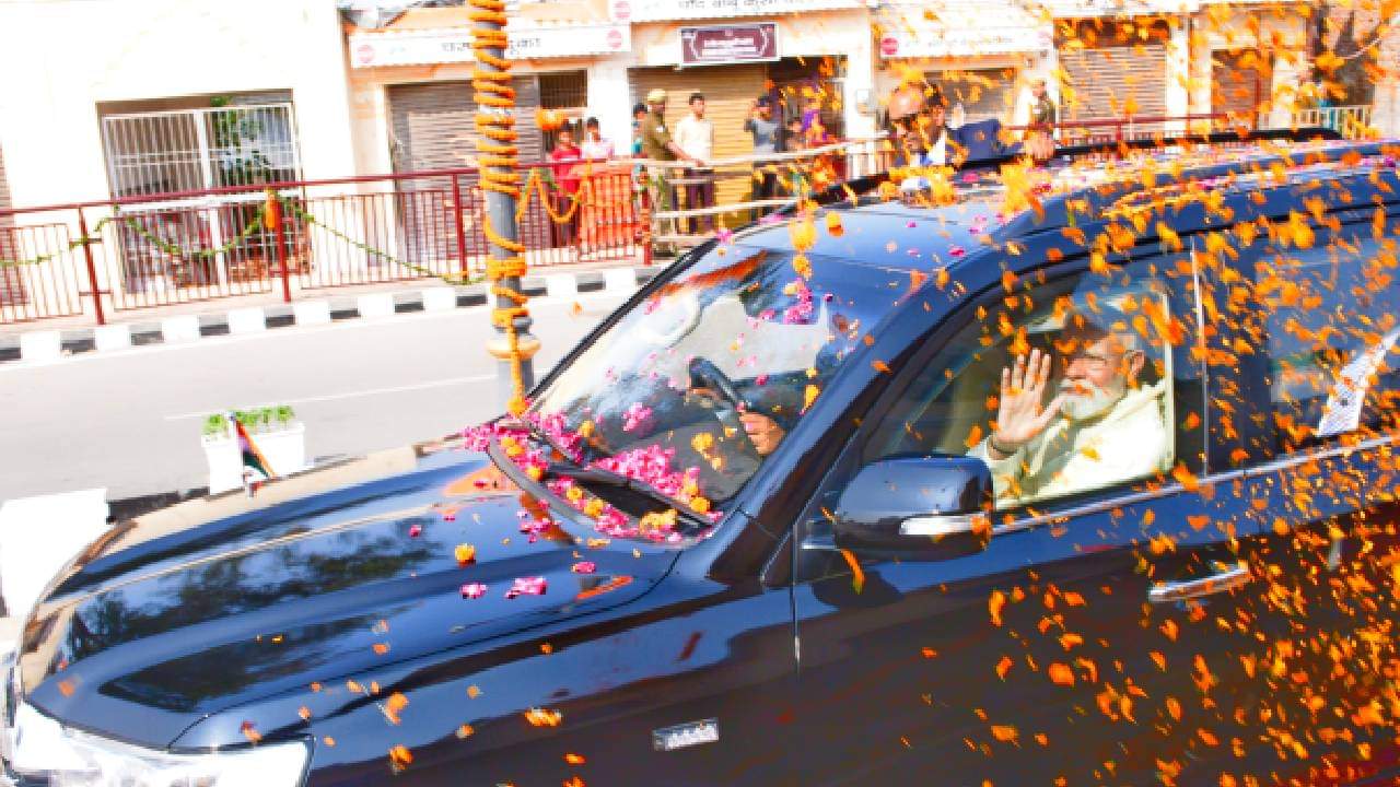 Watch the flag hoisting ceremony in one click: PM Modi arrives with clothes for Ram Lalla, crowds gather; Ayod