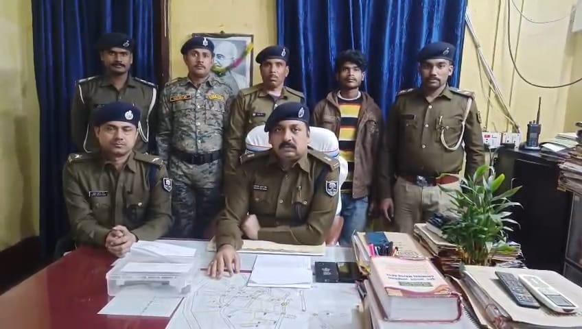पुलिस की गिरफ्त में आरोपी
