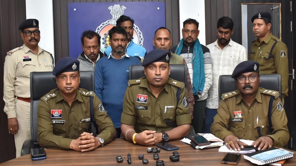 पुलिस की गिरफ्त में आरोपी