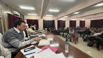 एडीएम प्रशासन ने की कार्यों की समीक्षा