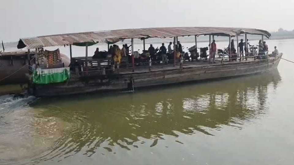 Fatehpur: Steamer passengers are being illegally extorted