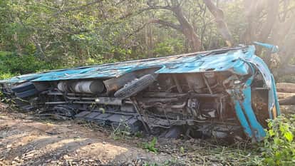 Bus full of passengers overturned on the roadside half a dozen passengers injured in the incident in Raigarh