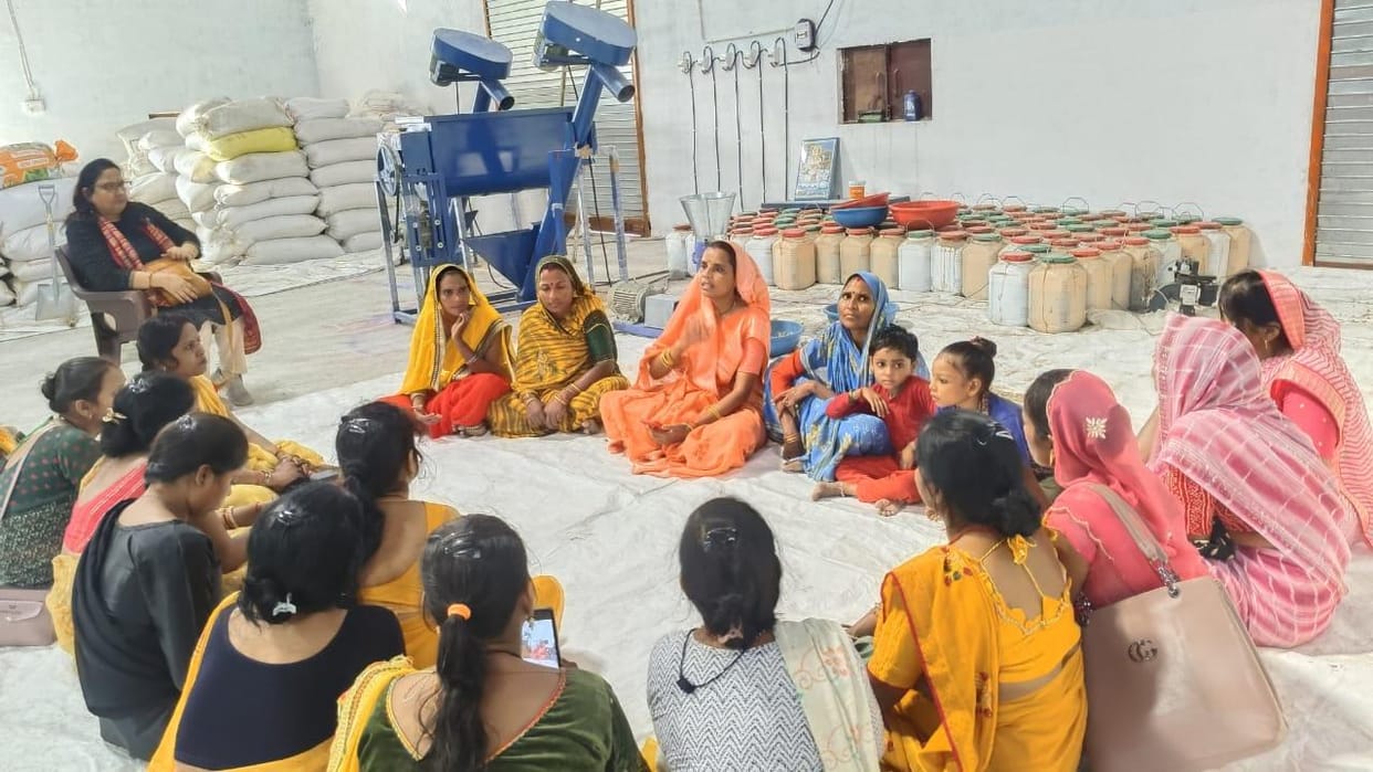 Jhansi: 375 women from 52 self-help groups are making animal feed.