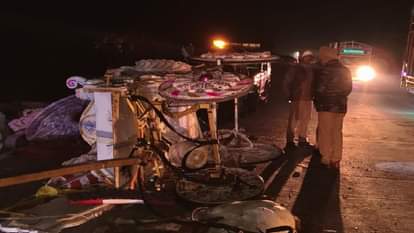 Bijnor: A teenager riding a buggy and a horse died after being hit by a truck on the highway
