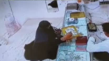 woman stole gold worth one lakh rupees in mau
