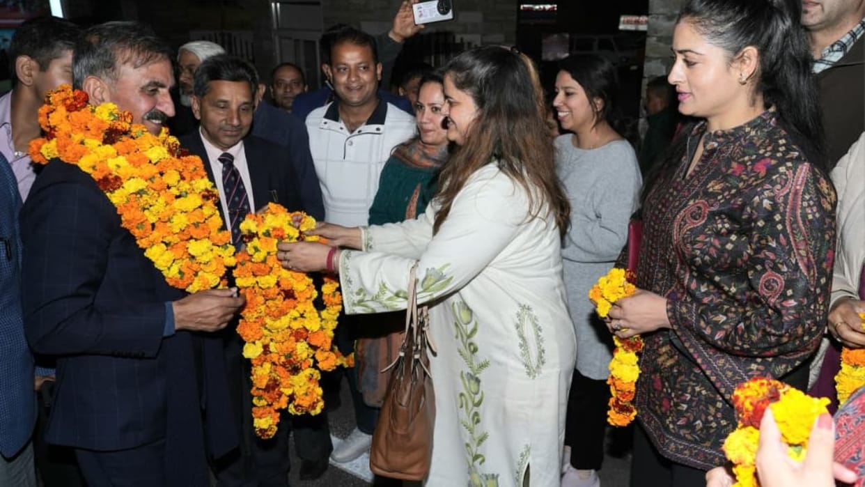 CM Sukhu reached Dharamshala for the winter session of the Assembly received a warm welcome