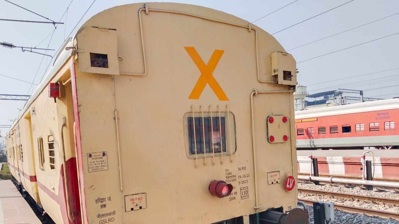 Why is there an X mark on the back of the train ke piche x ka Nishan kyo hota hai