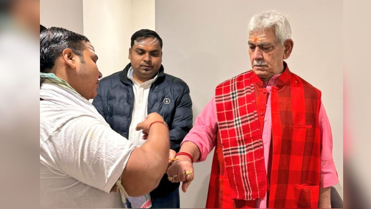 Lieutenant Governor of Jammu and Kashmir Manoj Sinha visited Kashi Vishwanath Temple in Varanasi
