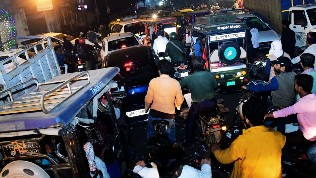 It took one and one half hours to cover distance of one kilometer in varanasi vehicles continued to crawl
