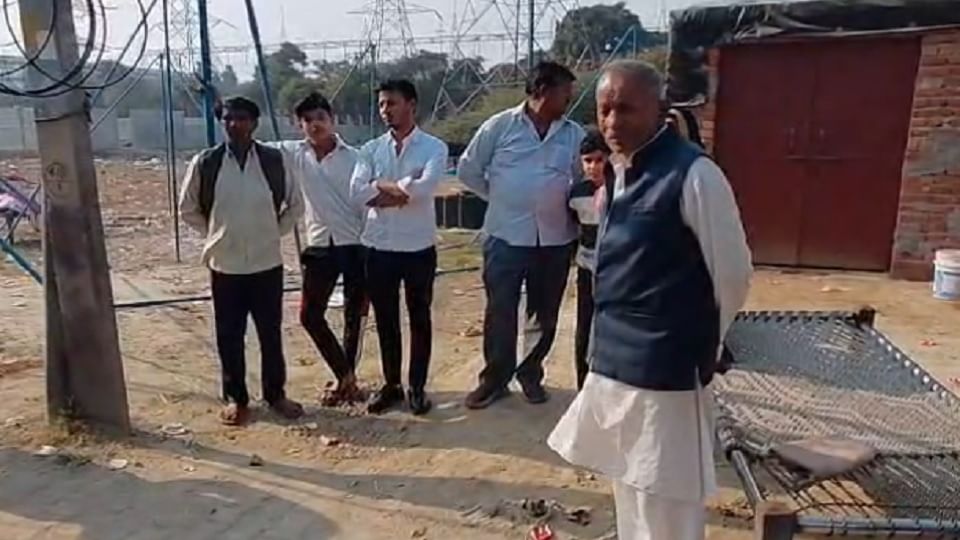 Meerut: Two youths were caught red handed while stealing from a wedding house