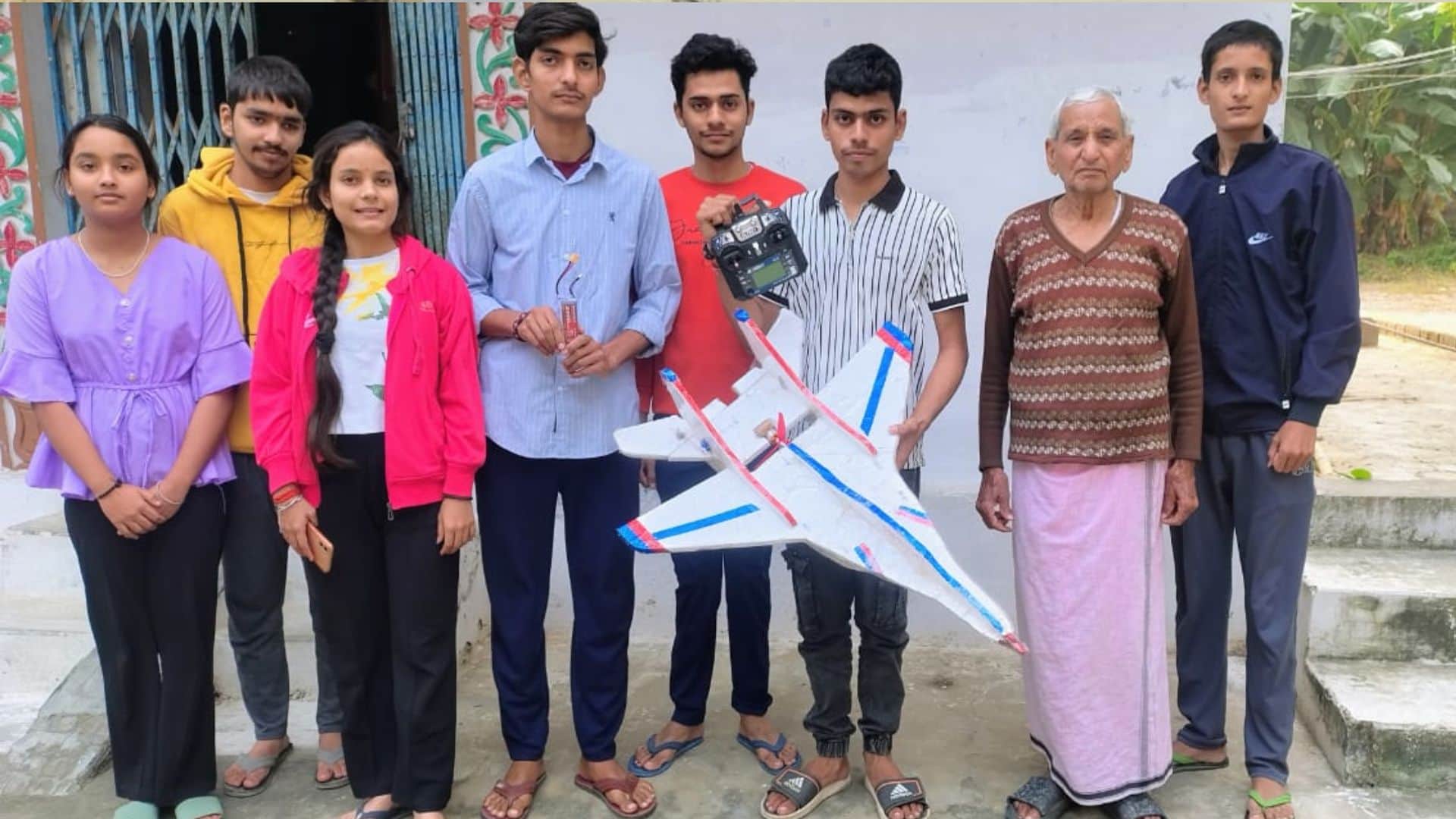 Vivek Dubey 12th-grade student made model of flying jet from Varanasi