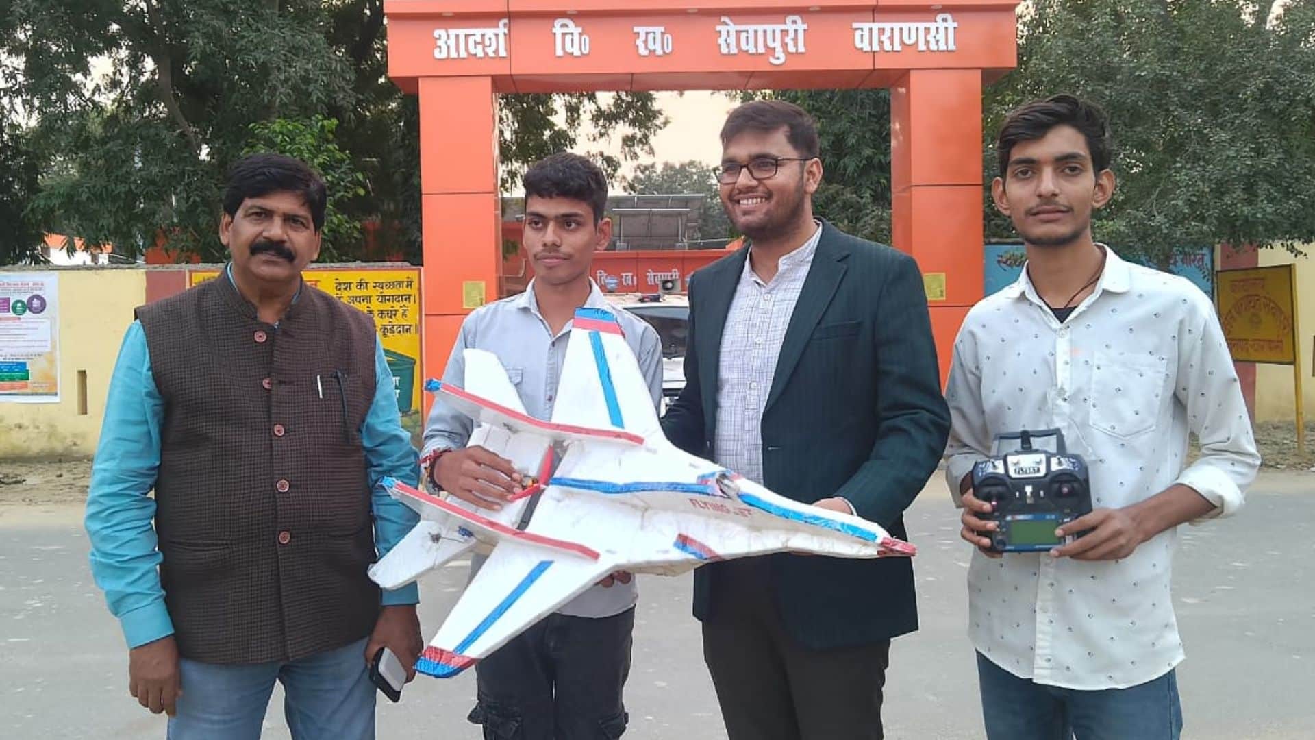 Vivek Dubey 12th-grade student made model of flying jet from Varanasi