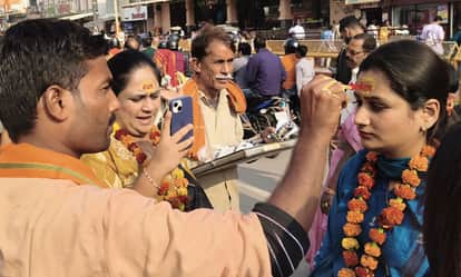 Ayodhya: Devotees flock to Ramnagari to see the temple's summit; the flag will be changed every year on this d