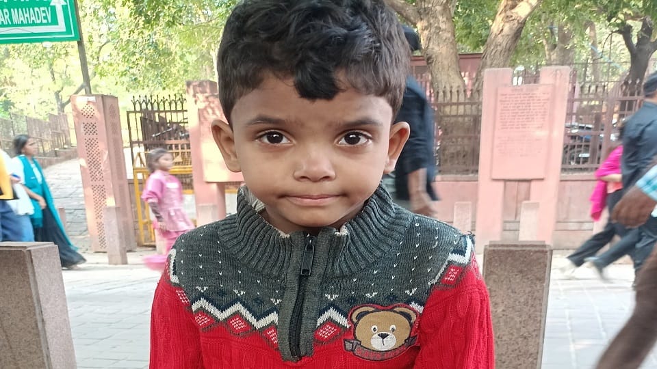 5-Year-Old Girl Lost at Taj Mahal Reunited with Family by Police in 5 Minutes