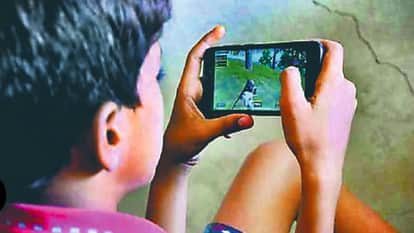 Meerut: Mobile phones are taking a toll on children's happiness, risking mental illness, and children becoming