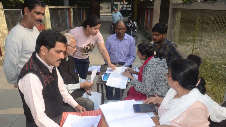 UP News BLOs Struggle as Women Refuse to Open Doors During SIR Verification Details in Hindi