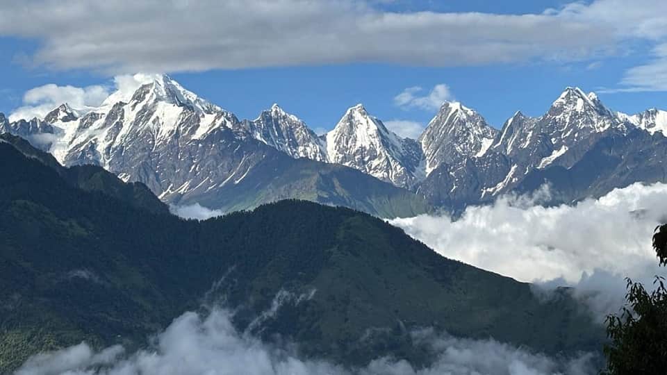 बर्फ पिघलने से काली पड़ रही पंचाचूली चोटियां।