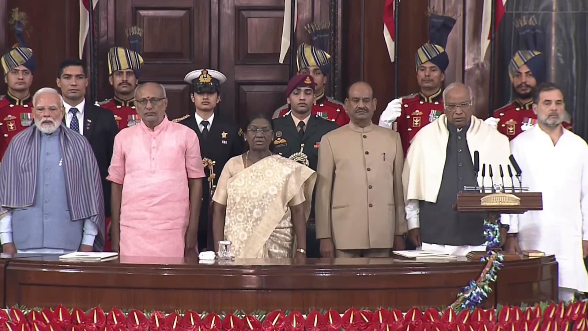 संविधान दिवस के कार्यक्रम में राष्ट्रपति मुर्मू के साथ पीएम मोदी व अन्य नेता
