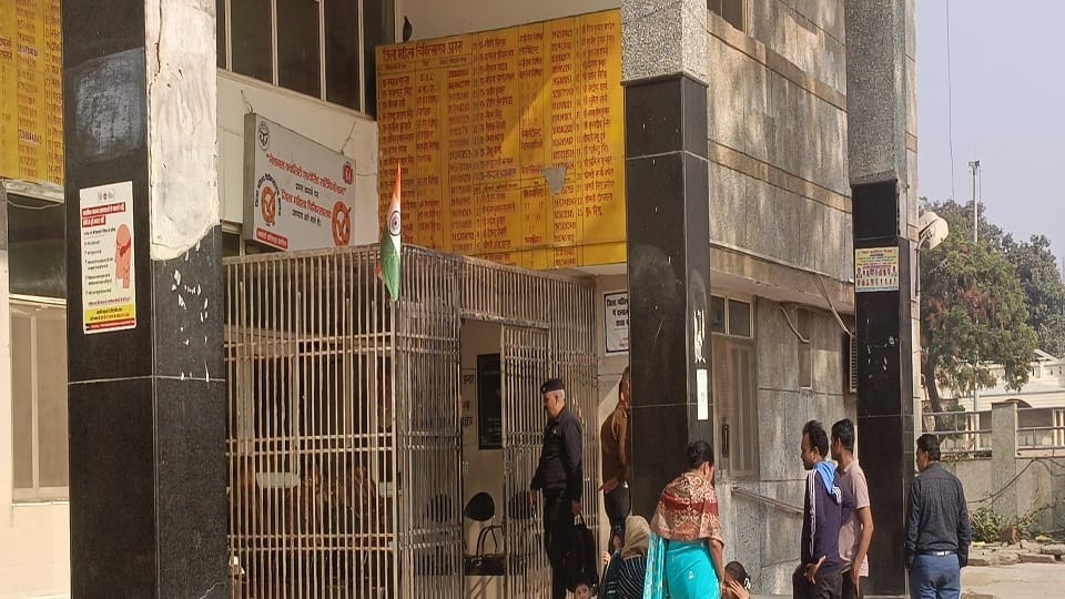 SN Medical College Half-Day OPD Hundreds Return Without Treatment in Agra Hospitals