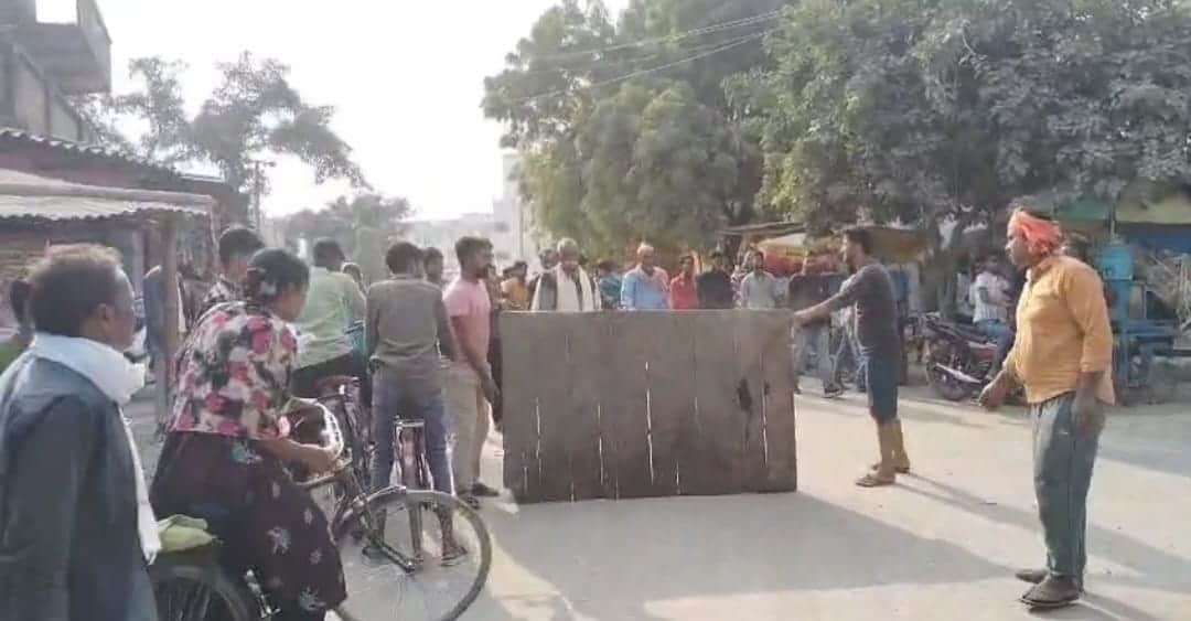 ग्रामीणों का आरोप है कि लाइनमैन बिना जरूरी सुरक्षा उपकरण के काम करते हैं।