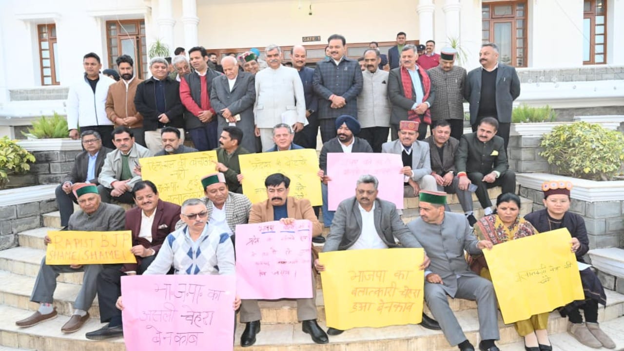 विधानसभा परिसर में कांग्रेस विधायकों ने किया प्रदर्शन।