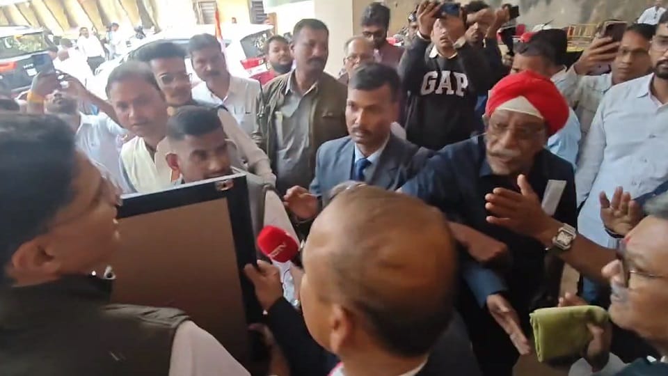 Uproar in presence of Congress in-charge Sachin Pilot district president accused of selling tickets in Dhamta