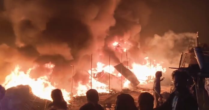 Kanpur Massive fire in Rakhi Mandi of Opium Kothi five warehouses of scrap burnt to ashes