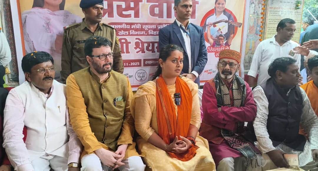 खेल मंत्री श्रेयसी सिंह जमुई दौरे के दौरान लोगों से संवाद करती हुईं।