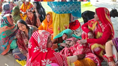 UP car accident: Due to darkness, the car fell into the river, the wife said – what will happen to me, the bod