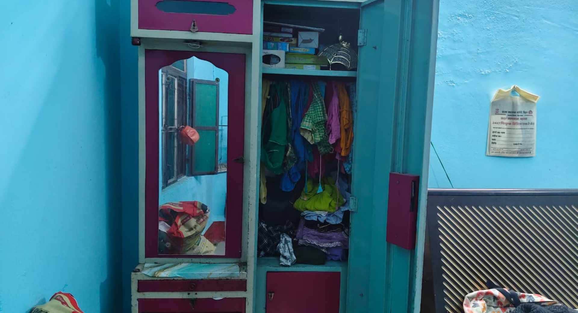 लूट के बाद बिखरा सामान