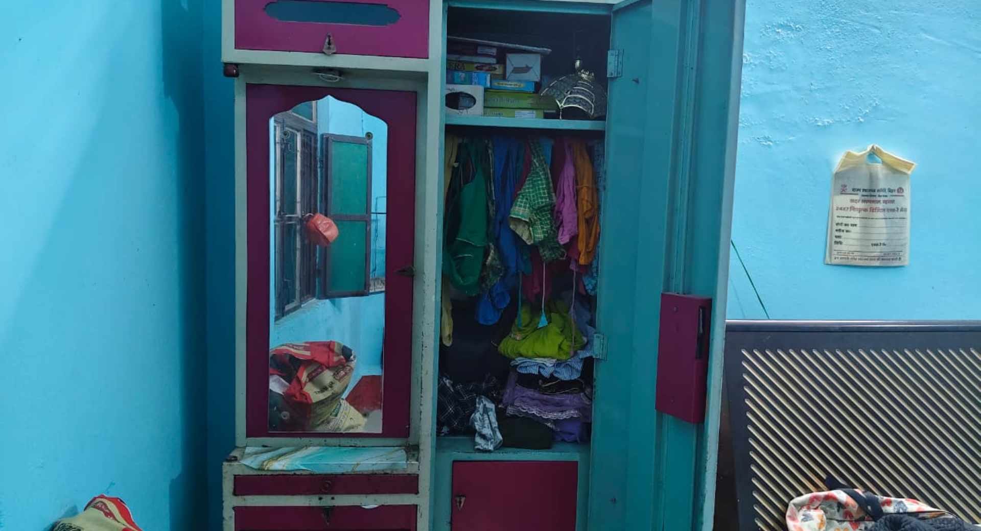 लूट के बाद बिखरा सामान