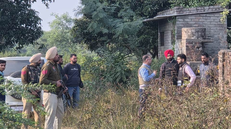 मौके पर मौजूद पुलिस टीम।