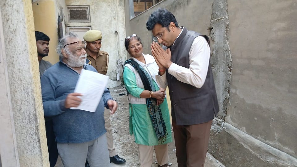 SIR in UP: District Magistrate Arvind Bangari visits voters homes to motivate them