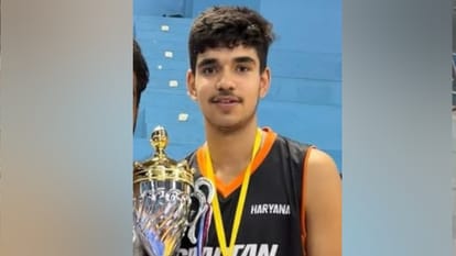 वो आखिरी चीख..: अभ्यास के दौरान खिलाड़ी के सीने पर गिरा पोल, तड़पकर तोड़ा दम; सामने आया दिल दहलाने वाला वीडियो National basketball player dies after pole falls on his chest during practice in Rohtak