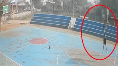 वो आखिरी चीख..: अभ्यास के दौरान खिलाड़ी के सीने पर गिरा पोल, तड़पकर तोड़ा दम; सामने आया दिल दहलाने वाला वीडियो National basketball player dies after pole falls on his chest during practice in Rohtak