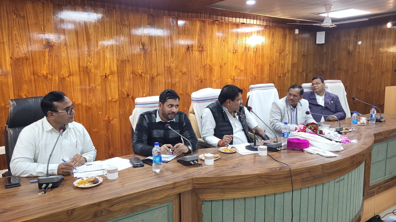 नव-निर्वाचित विधायक संजय कुमार सिंह ने अधिकारियों के साथ की बैठक।
