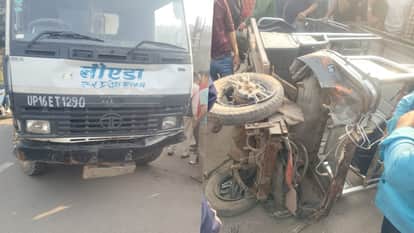 A dumper hit an e-rickshaw near the red light in Sector 49, Noida
