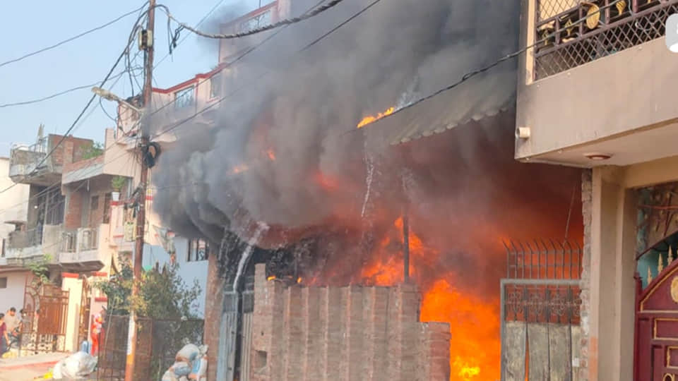 पन्नी गोदाम में लगी आग