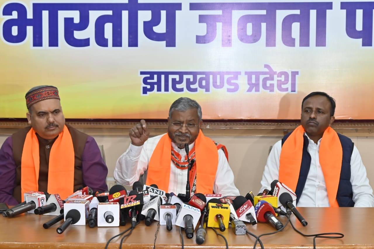 प्रेसवार्ता के दौरान बाबूलाल मारंडी मीडिया को संवाद करते हुए।