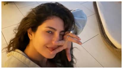varanasi actress priyanka chopra home coming look with an adorable selfie