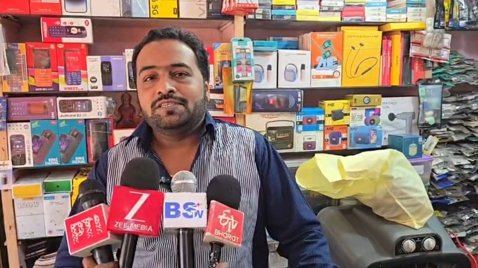 पत्थरबाजों ने किया हमला