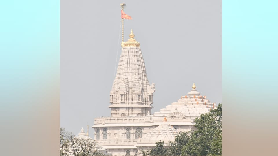 Ram Mandir Donation Scam First one or two 500 rupee notes then bundles and later started passing large amounts