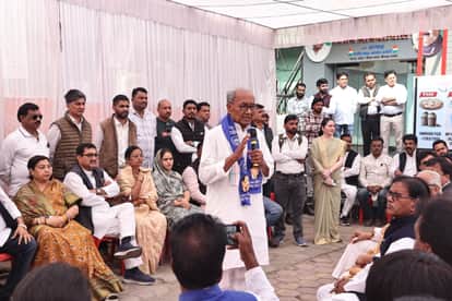 Indore: Digvijay Singh said – it is for us to decide whether there should be autocracy or democracy in the cou